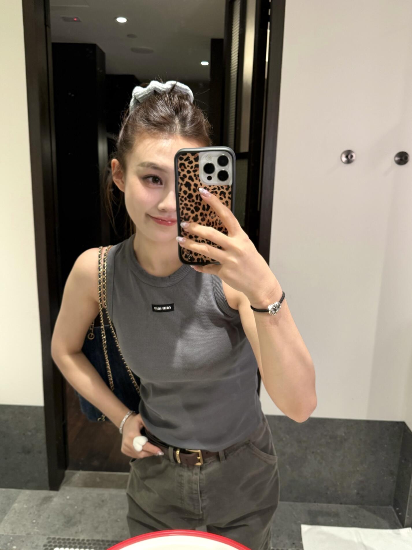 2026 Women's MM Logo V-neck Top (FF718)
