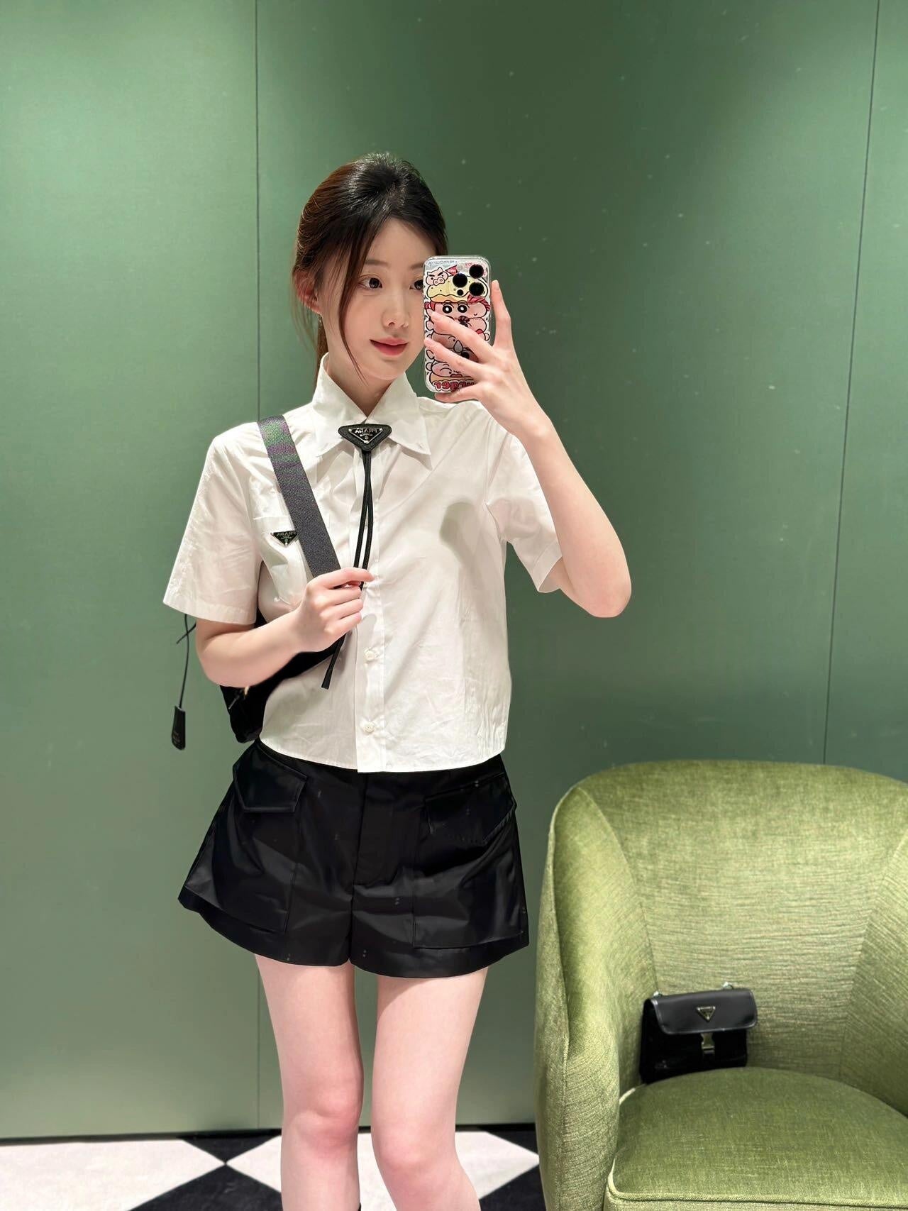 2026 Women's Triangle Brand Triangle Logo Short Shirt (EE420)