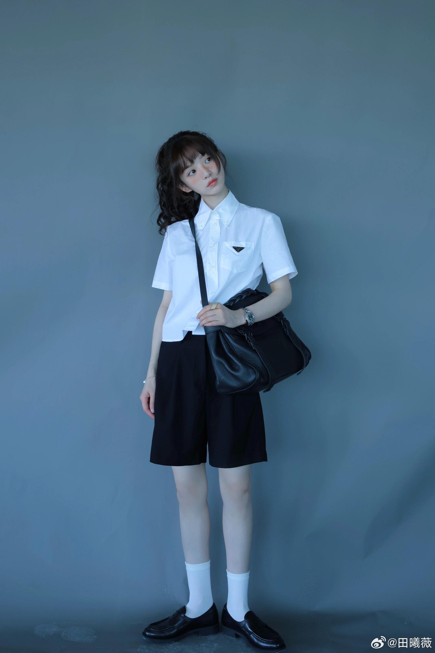 2026 Women's Triangle Brand Triangle Logo Short Shirt (EE420)