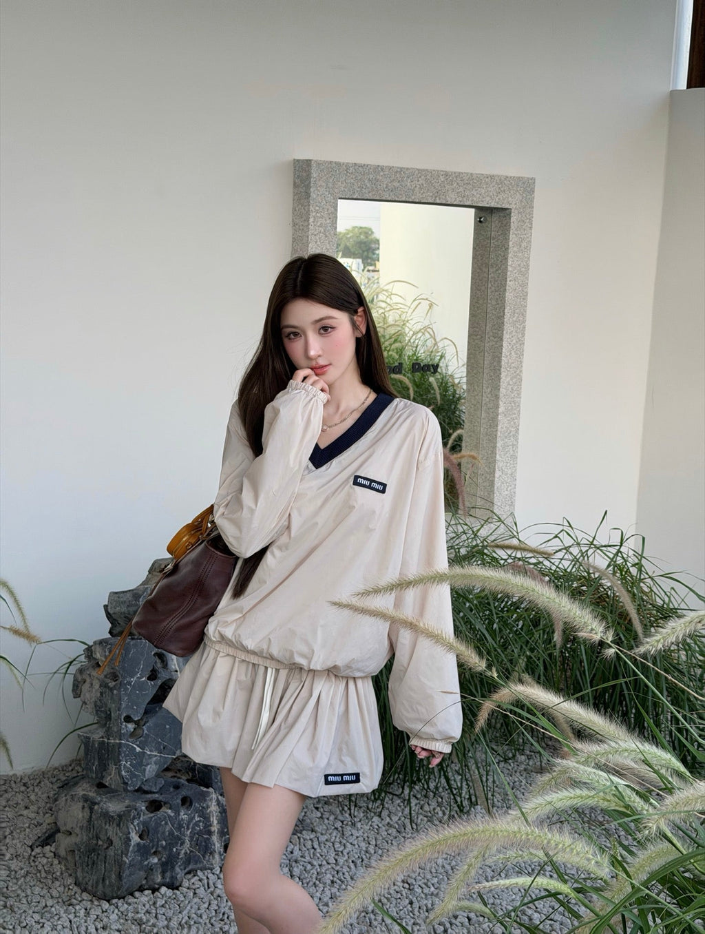 2026 Women's MM Logo V-neck Sweater (FF763)
