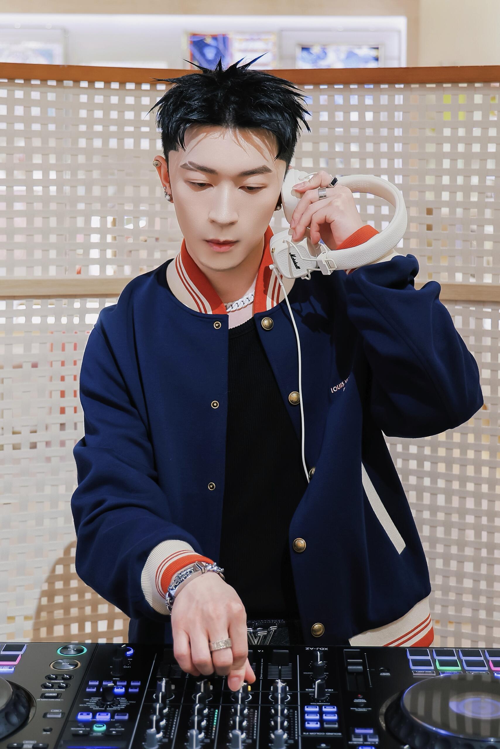 2026 New Model LY Embroidered Color-Contrasting Baseball Jacket (AA666-B60)