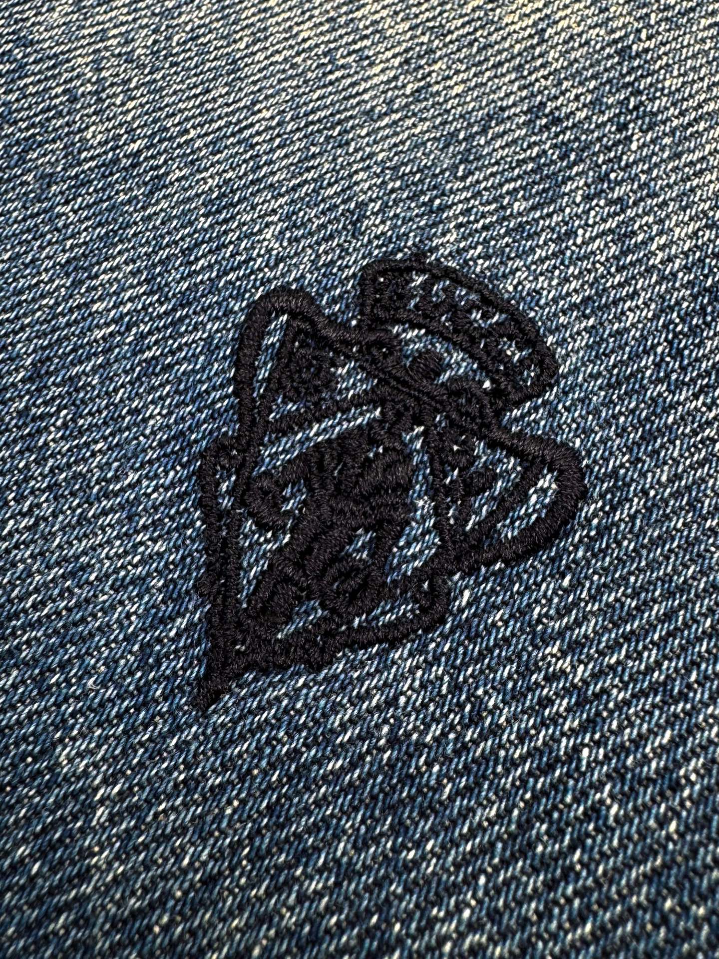 2026 New GU Embroidered Family Crest Denim Shirt (BB734-B40)