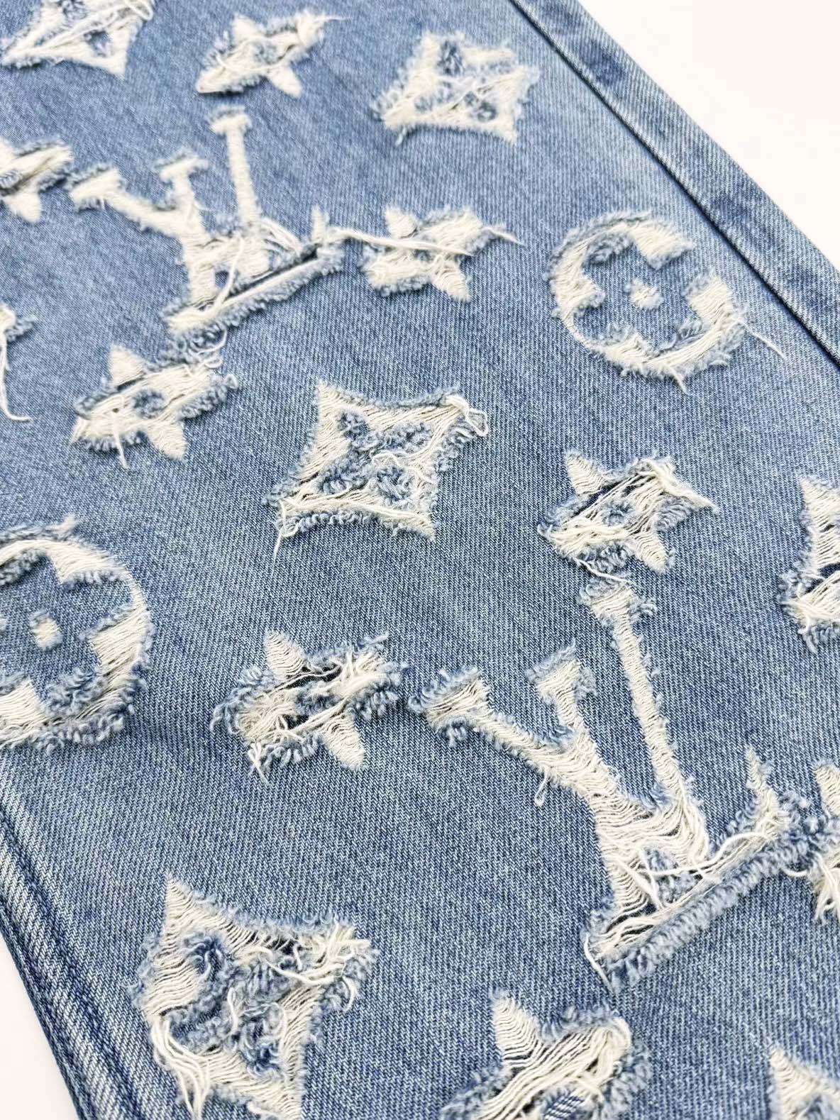 2026 New Arrival LY Washed Distressed Jeans (MM014-C30)