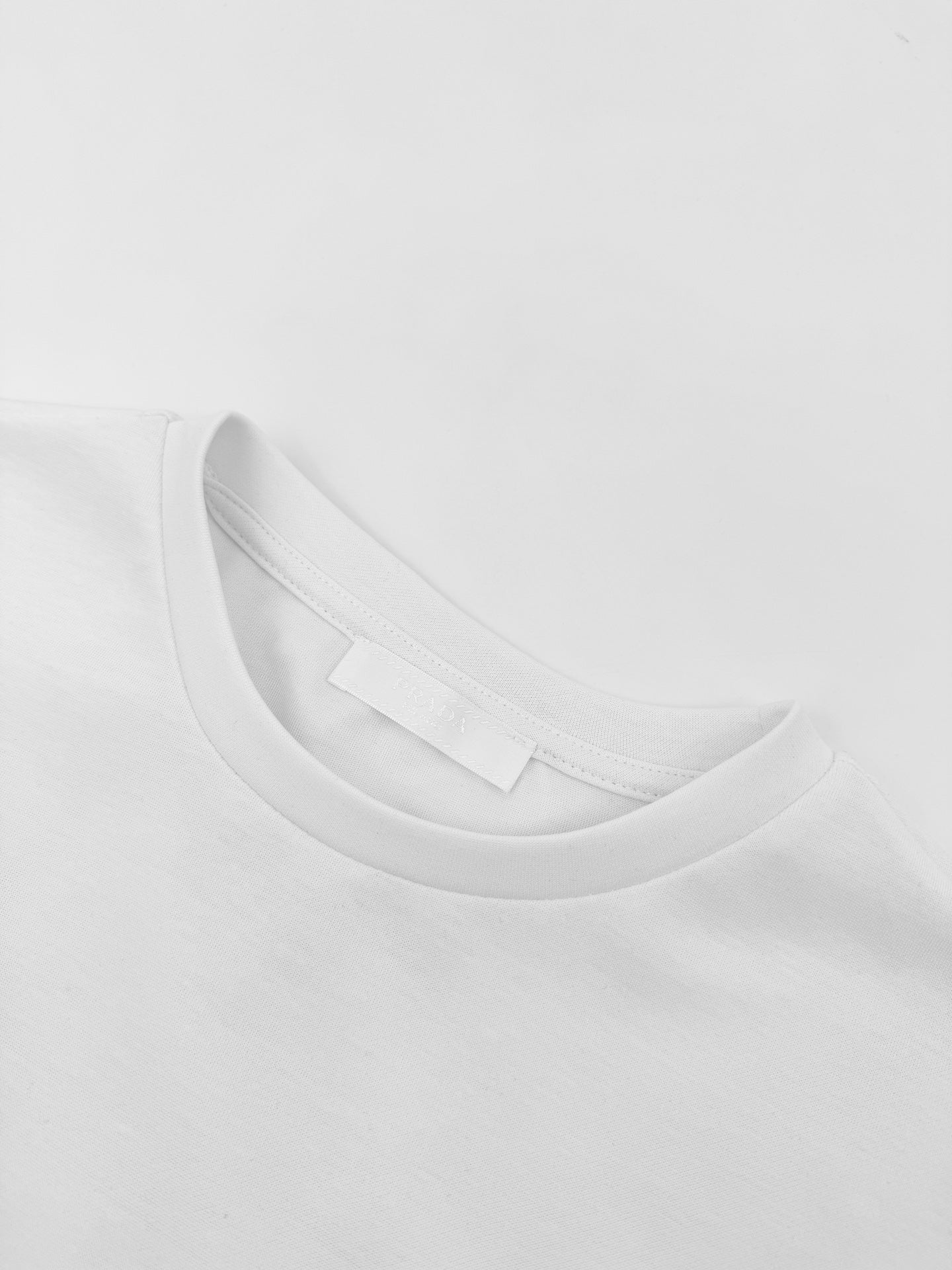 2026 New Triangle Brand Logo Embroidered Short-Sleeved T-Shirt (CC954-A10)