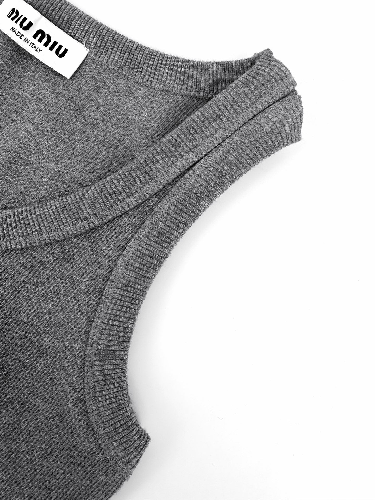 2026 Women's MM Logo V-neck Top (FF718)