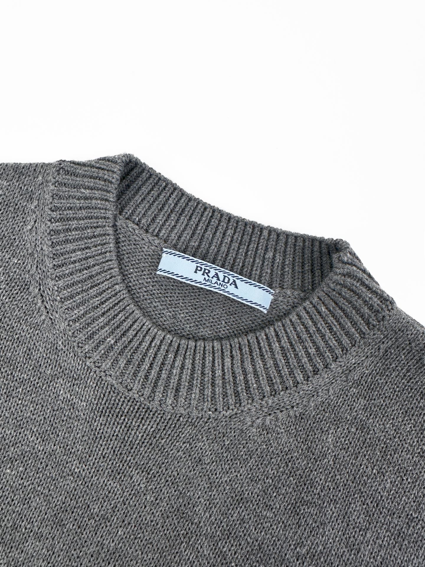 2026 Women's Triangle Brand Embroidered Cropped Jumper (FF734)