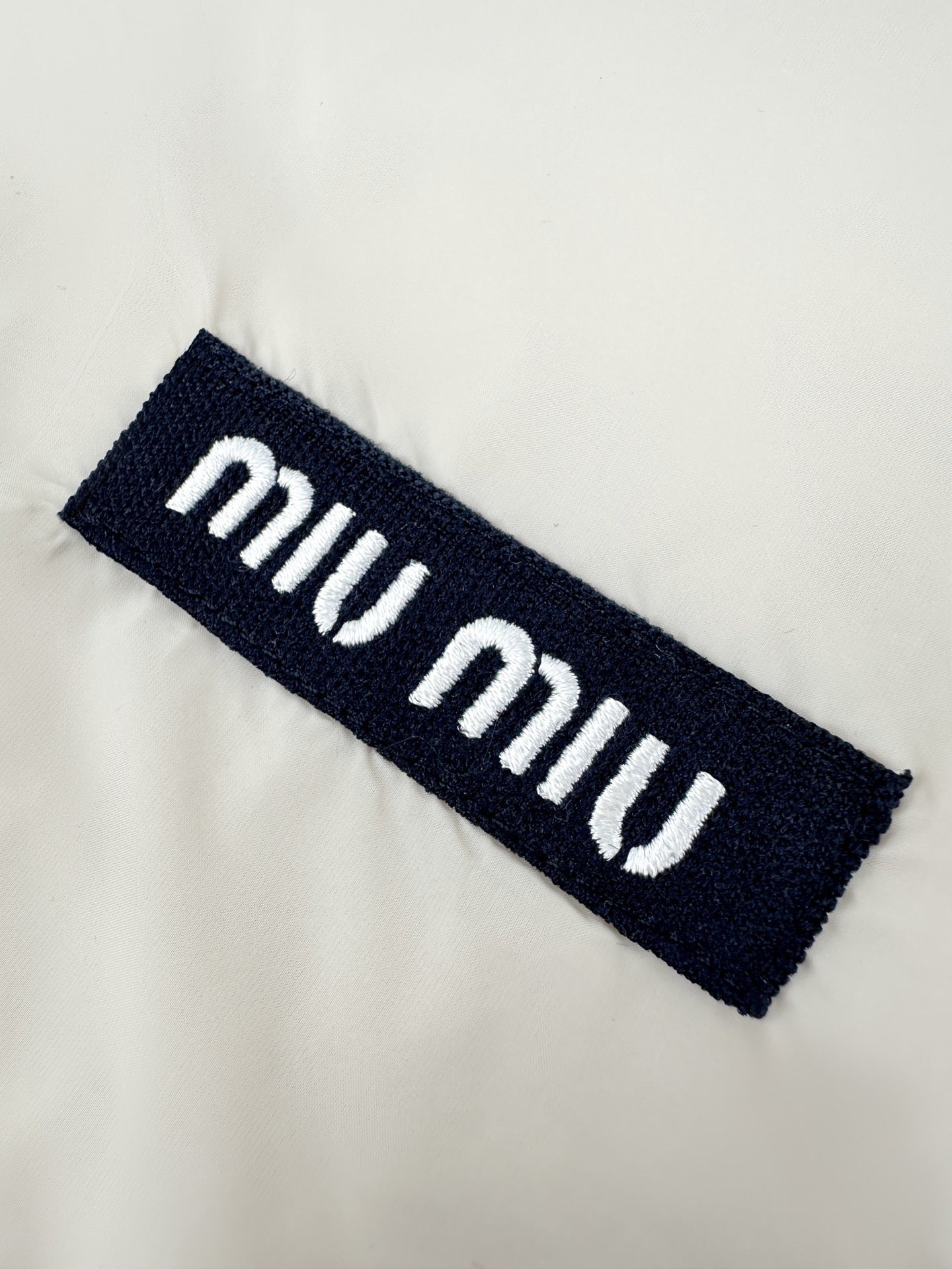 2026 Women's MM Logo V-neck Sweater (FF763)