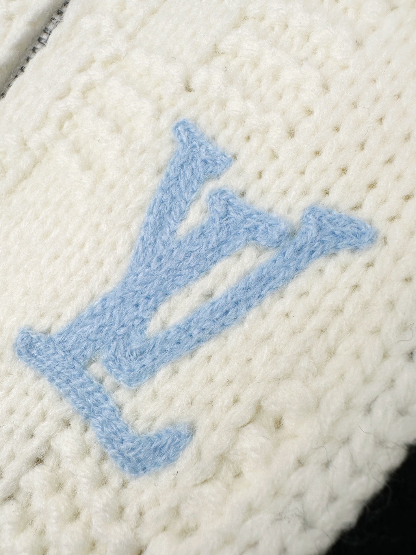 2026 New Model LY Embroidered Logo Plush Sweater Coat (AA629-C20)