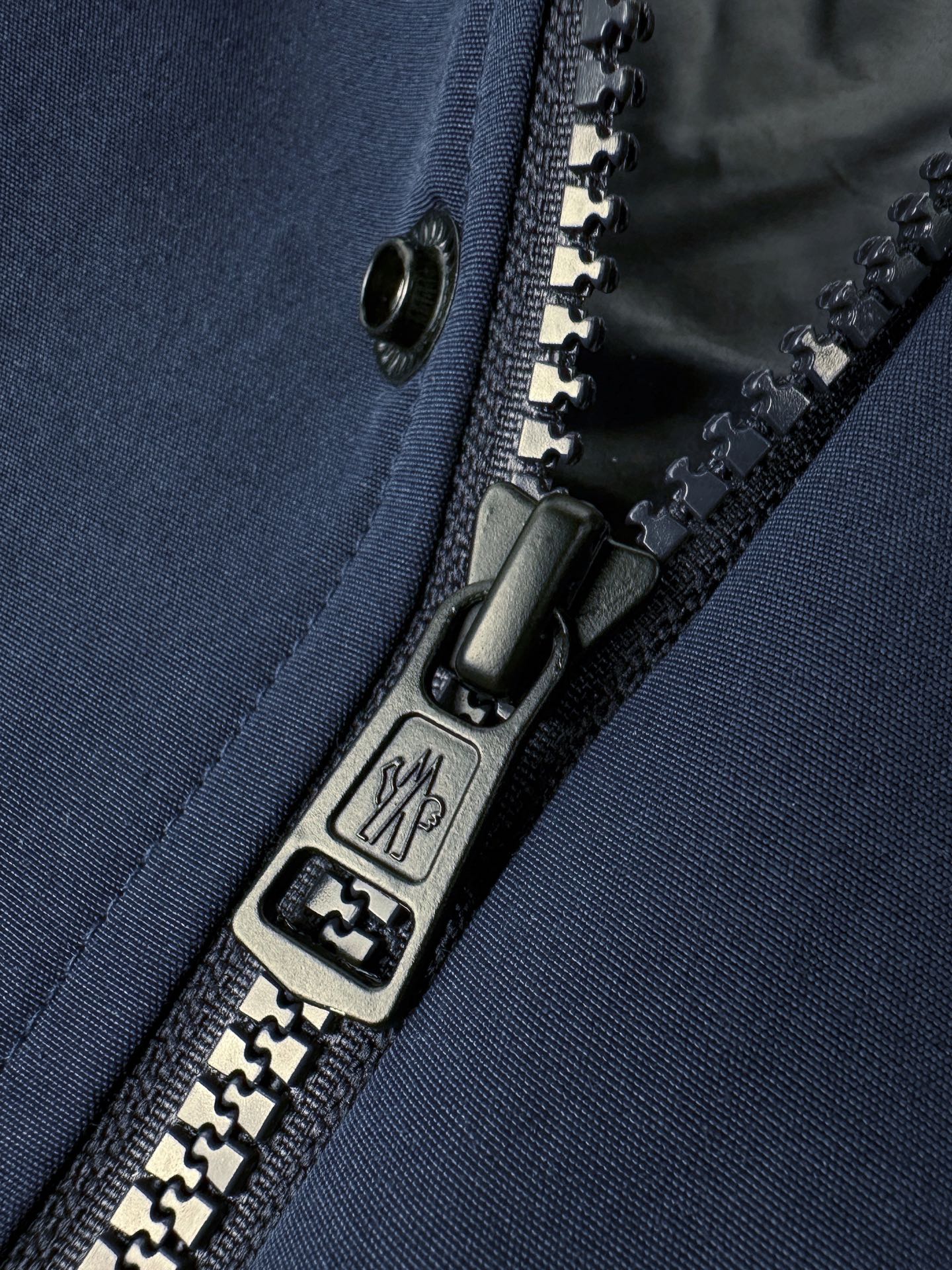 2026 New Model Mon Embroidered Logo Coat (AA625-B85)